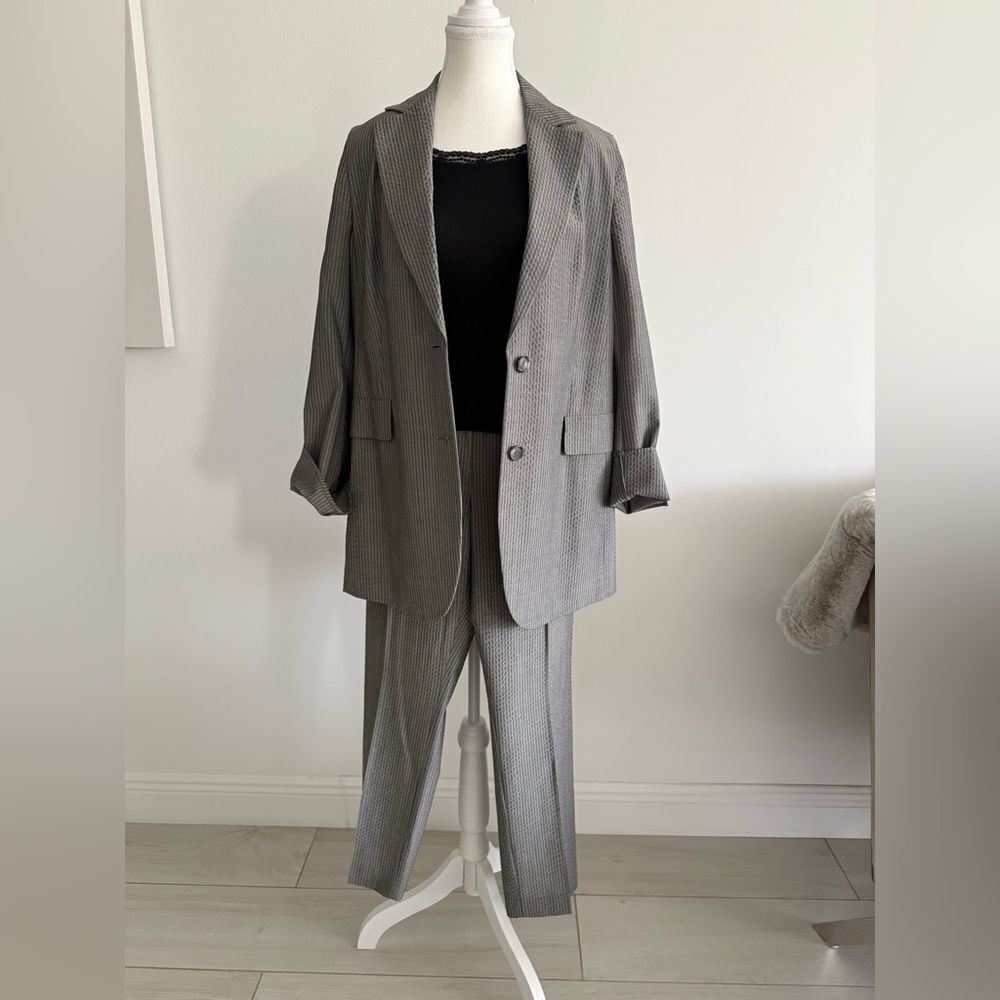 AKRIS Classic Gray striped Women’s Suit - Picture 8 of 8